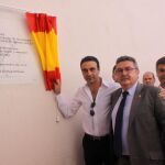 Enrique Ponce descubre el azulejo en memoria de su abuelo Leandro