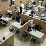 Varios funcionarios atiende a ciudadanos en la delegación de Hacienda de Guzmán el Bueno, en Madrid