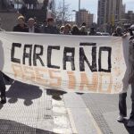 Pancarta desplegada ayer en el Hospital Miguel Servet de Zaragoza a la entrada y salida de Miguel Carcaño