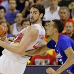 Gasol defiende su posición ante Rudy Gobert