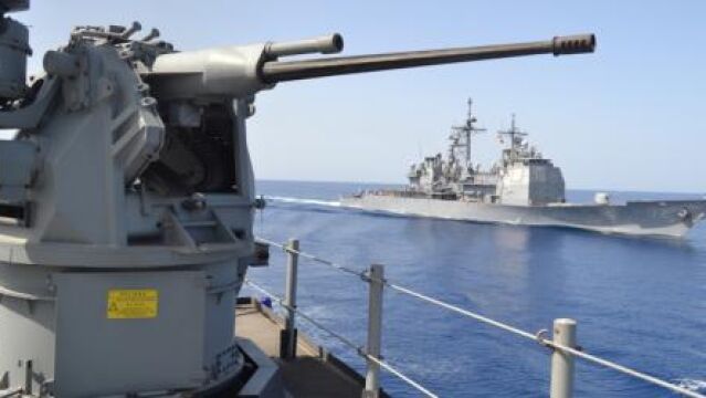 Imagen de la fragata espa&ntilde;ola "Crist&oacute;bal Col&oacute;n"y el crucero norteamericano "Vella Gulf"