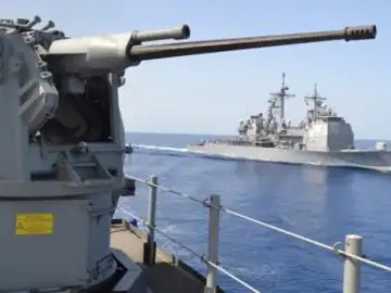 Imagen de la fragata española "Cristóbal Colón"y el crucero norteamericano "Vella Gulf" Imagen de la fragata española "Cristóbal Colón"y el crucero norteamericano "Vella Gulf"