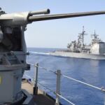 Imagen de la fragata española "Cristóbal Colón"y el crucero norteamericano Vella Gulf.