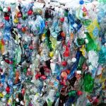 Botellas de plástico listas para ser recicladas