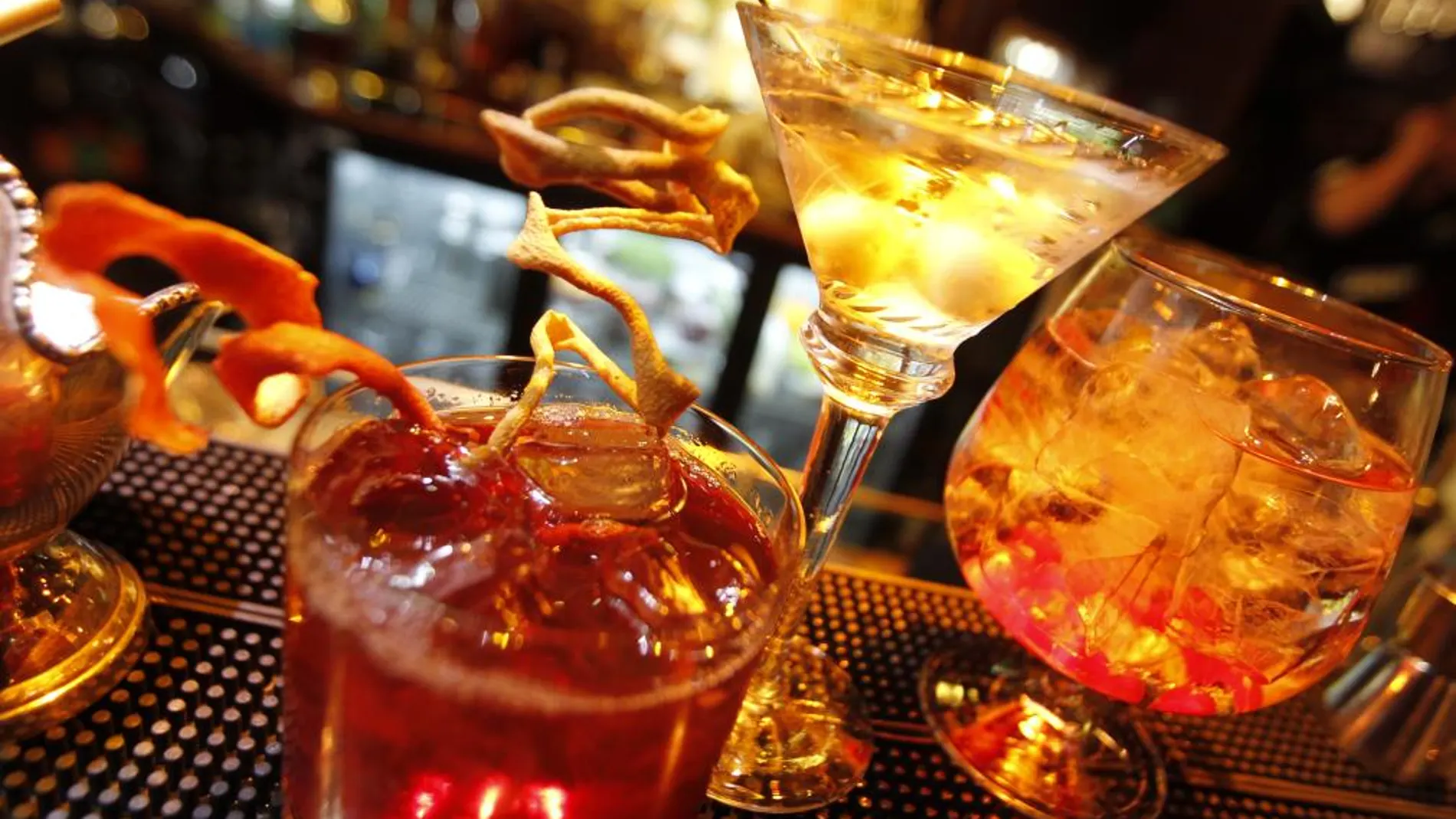 El Manhattan es un cóctel clásico a base de whiskey, vermut rojo y un chorrito de angostura | Imagen de archivo