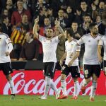 El delantero del Valencia Paco Alcácer (2-d) celebra tras marcar el segundo gol ante el Deportivo de La Coruña