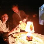 Laure Prouvost, feliz tras conocer el premio, con su pareja, Nick Aiken, en «Wanteer», la instalación ganadora del Turner