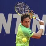 El tenista español Nicolás Almagro responde una bola a su compatriota Albert Ramos