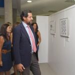 El alcalde de Las Rozas, Jose Ignacio Fernández Rubio, ha inaugurado la muestra con las presidentas de las asociaciones de mujeres y miembros del equipo de Gobierno y la oposición.
