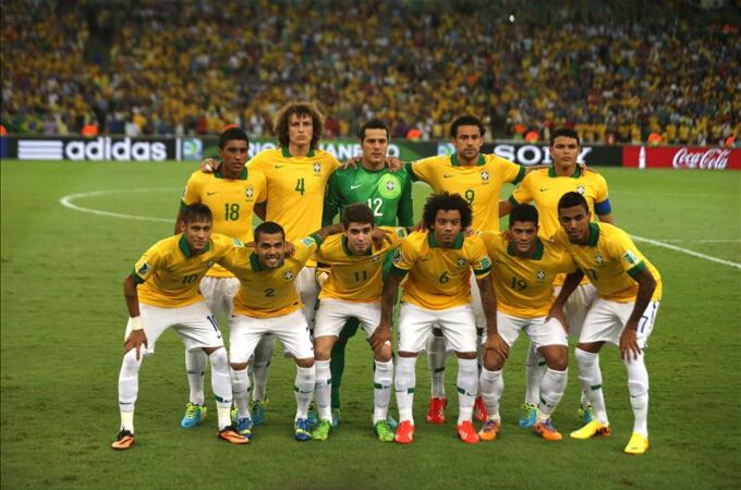Fotografía de archivo del 30 de junio de 2013 de la selección brasileña de fútbol posando para las fotos antes del partido final de la Copa Confederaciones ante su similar de España en el estadio Maracaná, en la ciudad de Río de Janeiro.