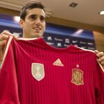 Juanmi posa orgulloso con la camiseta de la selección