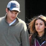 El protagonista de «Dos hombres y medio» junto a su pareja, Mila Kunis