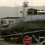 La bandera española (centro, delante) ondea en una base militar de la ONU en el Líbano, cerca de la frontera con Israel, hoy, miércoles 28 de enero de 2015.
