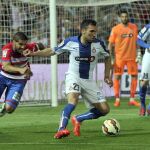 El defensa del Espanyol, Anaitz Arbilla (c), controla el balón ante el jugador argentino del Granada, Emanuel Mariano Insúa
