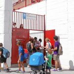 En algunos centros podía verse a agentes de la Policía Nacional uniformados. En otros casos, los agentes de paisano aguardaron en las horas de entrada y salida.
