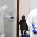 Trabajadores de Servicio de Salud del Puerto de Kenia reciben a un niño procedente de Kenia