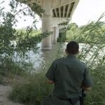 Imagen de archivo de dos agentes de la Guardia Fronteriza en el lado estadounidense del Río Grande