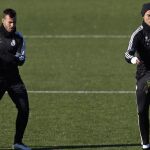 Cristiano Ronaldo (dcha) y Jesé Rodriguez ultiman la preparación para recibir al Ludogorets