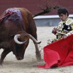 Muletazo por bajo de Joselito Adame, en imagen de archivo