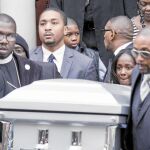 Los familiares de Akai Gurley –abatido por la Policía en noviembre–a la salida de su iglesia baptista en Brooklyn, ayer