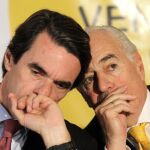 Aznar (i), habla con el expresidente de Colombia, Andrés Pastrana en la Cumbre de la Américas