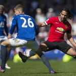 El jugador del Everton John Stones le roba el balón a Falcao