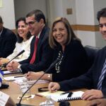 Representantes del Gobierno de Cuba, de derecha a izquierda, Abel González, la directora general para Estados Unidos del Ministerio de Relaciones Exteriores de Cuba, Josefina Vidal, José Ramón Cabañas, Lianys Torres y Alejandro García
