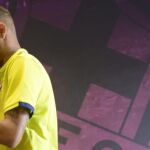 El jugador del FC Barcelona Neymar al llegar a la rueda de prensa