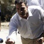 Pedro Sánchez, jugando a la petanca con pensionistas