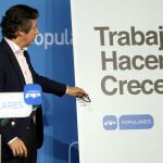 El vicesecretario de Organización del PP, Carlos Floriano, durante la rueda de prensa en la que ha presentado hoy el lema con el que el Partido Popular concurrirá a las elecciones autonómicas y locales del 24 de mayo