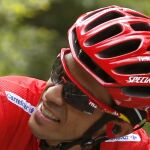 Alberto Contador, en el pelotón, durante la decimo novena etapa de la Vuelta Ciclista