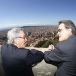 El alcalde de Barcelona y candidato de CiU a la reelección, Xavier Trias (i), y el presidente de la formación, Artur Mas (d), charlan desde las baterías antiaéreas del Turó de la Rovira momentos antes de celebrar un acto