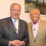 Don José Mª Álvarez del Manzano posa con el anfitrión Santiago de Santiago y lucen ambos la Orden del Torsón de Oro de Santiago en el pecho.