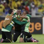 Imagen de archivo de Senzo Meyiwa (c) celebrando junto a los otros guardametas Itumeleng Khune, y Wayne Sandilands, tras derrotar a marruecos en la Copa de Naciones de África