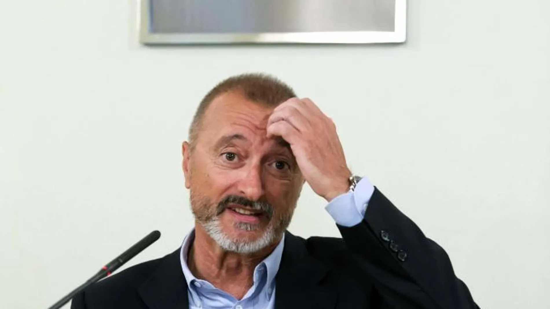 El escritor Arturo Perez-Reverte, durante la rueda de prensa