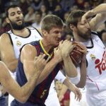 El ala pivot estadounidense del Barcelona Justin Doellman lucha por el rebote con el ala pivot del Real Madrid Andrés Nocioni.