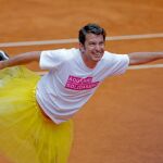 El actor Arturo Valls bromea durante el Charity Day. Efe