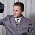 Liam, de 11 años, vestido como el protagonista de "Cincuenta sombras de Grey"
