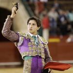 Roca Rey saluda con la oreja del sexto