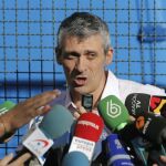 Juan Manuel Parra Ramírez, el médico que trató a Teresa Romero, atiende a los medios de comunicación a su salida del hospital Carlos III