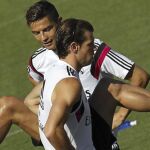 Los jugadores del Real Madrid Cristiano Ronaldo (i), y Gareth Bale (d), en el entrenamiento de esta mañana