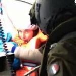 Imagen del rescate de una mujer y su hijo por un helicóptero italiano.