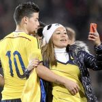 Una aficionada se fotografía con James Rodríguez
