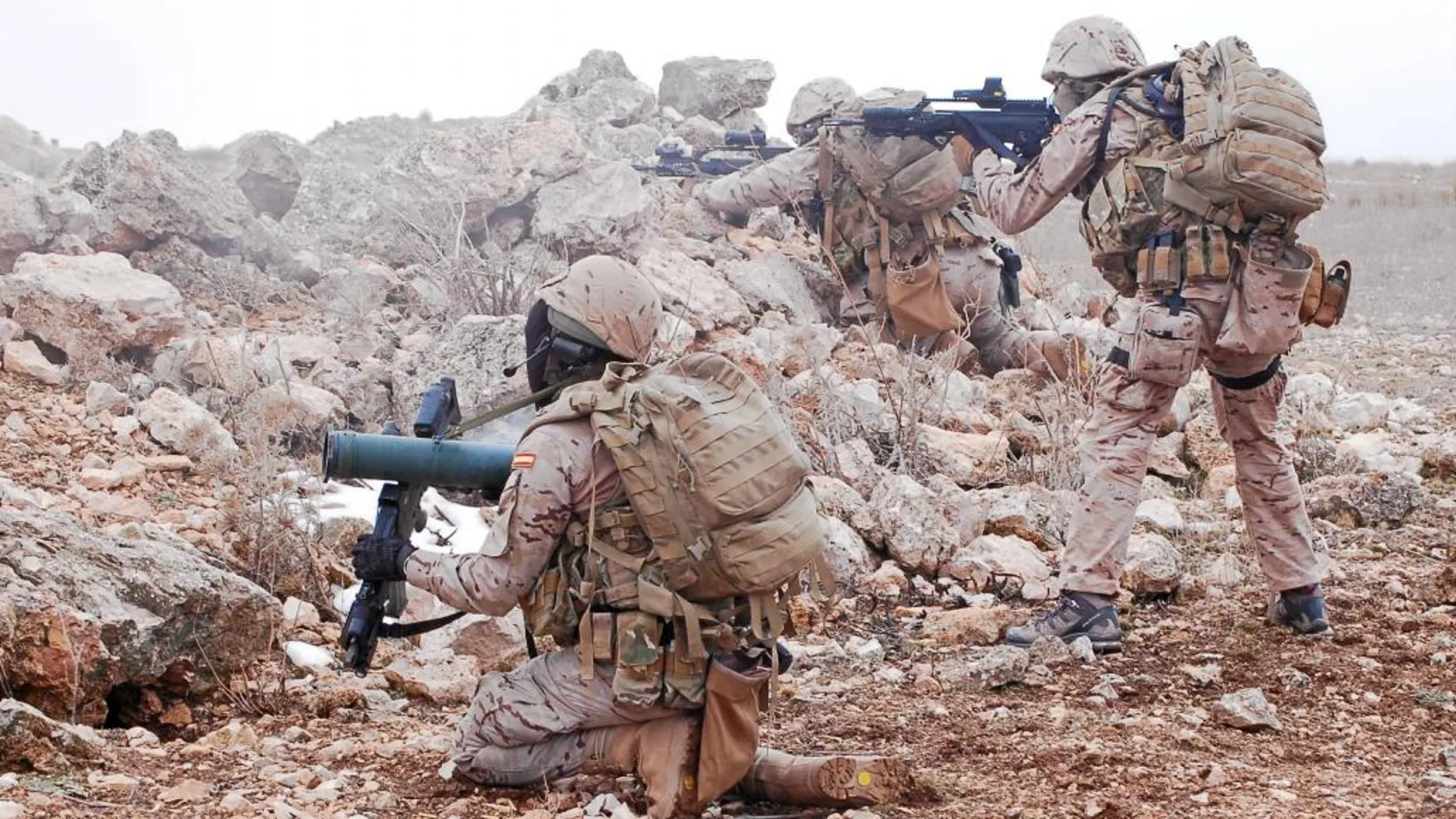 Varios efectivos del GOE III durante un ejercicio de entrenamiento en el campo de maniobras de Chinchilla