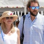UN LAZO FAMILIAR. La baronesa Thyssen acompañada por su hijo Borja de vacaciones