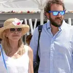 UN LAZO FAMILIAR. La baronesa Thyssen acompañada por su hijo Borja de vacaciones