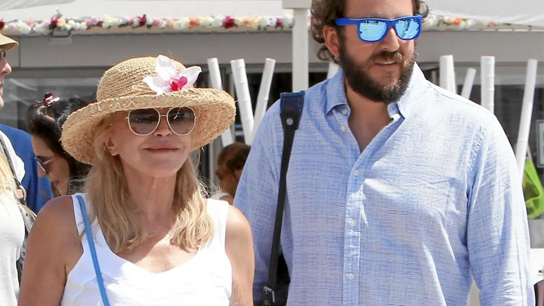 UN LAZO FAMILIAR. La baronesa Thyssen acompañada por su hijo Borja de vacaciones