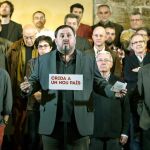 Oriol Junqueras (c), acompañado de cantantes, actores, escritores, profesores, sindicalistas, empresarios y también de dirigentes políticos, que le han acompañado durante la presentación esta noche en Barcelona de la hoja de ruta.