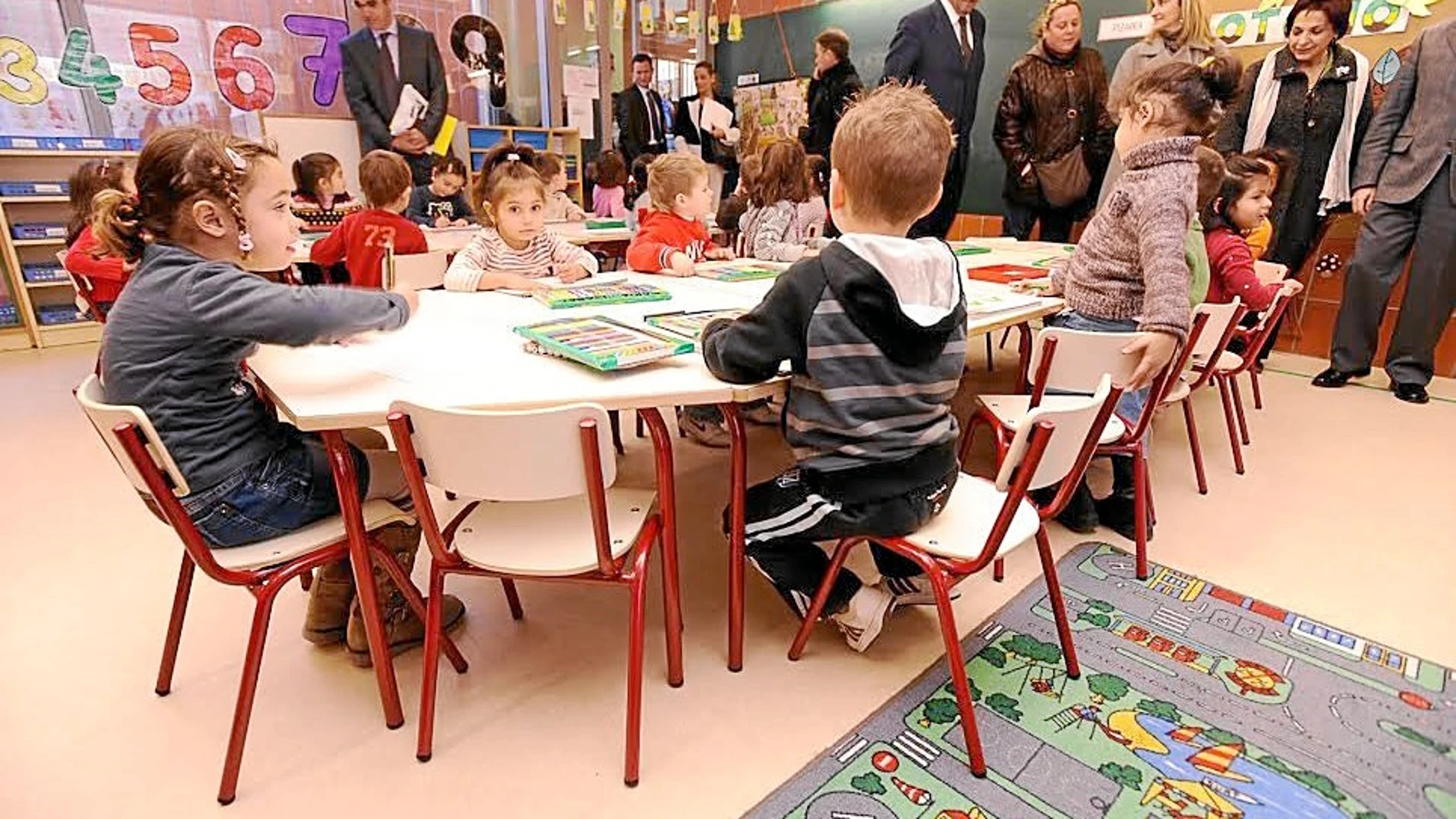 En la imagen, unos niños el primer día de clase