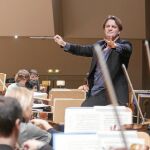 El director australiano (en la imagen) durante uno de los ensayos previos al concierto en el Teatro Real